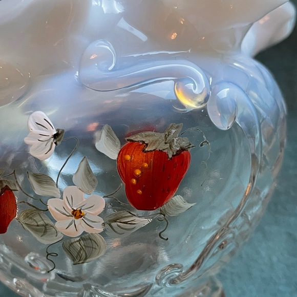 Vintage Fenton Hand Painted Strawberries Ruffled Small Vase - Picture 6 of 6
